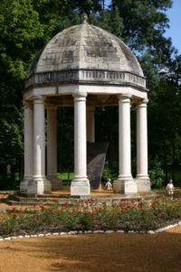 http://upload.wikimedia.org/wikipedia/commons/thumb/d/d0/Keszthely_Helikon-park.jpg/200px-Keszthely_Helikon-park.jpg